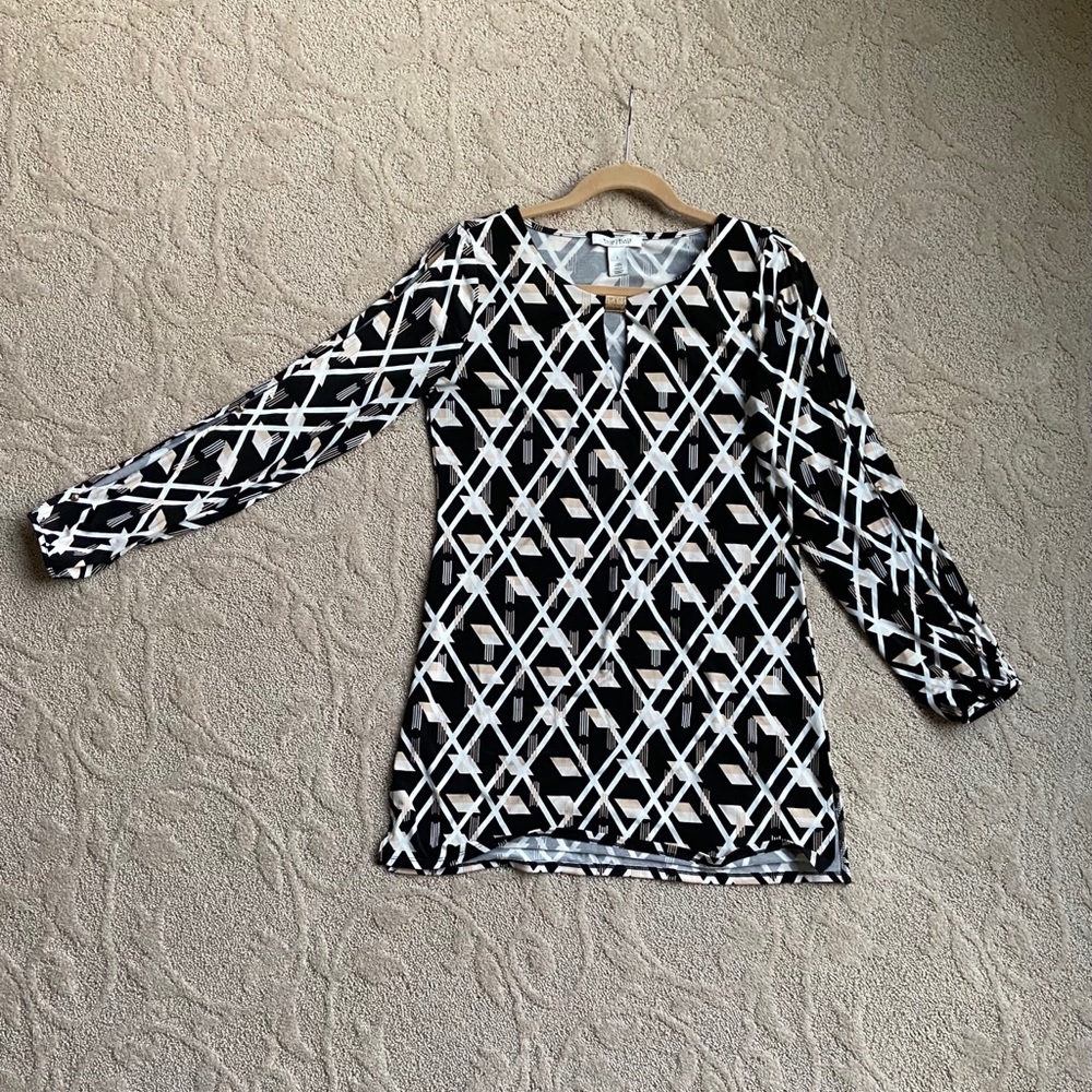 WHBM Blk/Wht Geometrical Pattern. Keyhole Sleaves